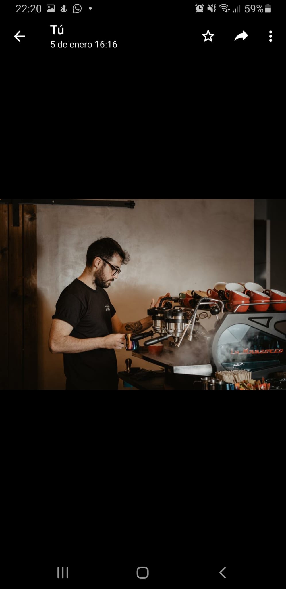 Preparando café en la barra de El Café de Axel